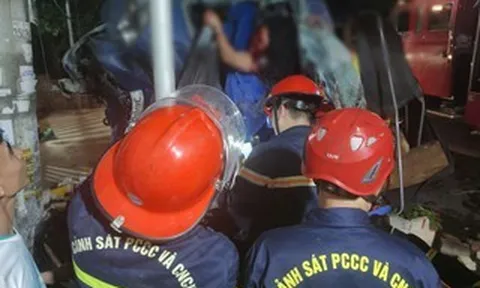 Xe tải tông tường nhà dân, đôi nam nữ mắc kẹt trong cabin