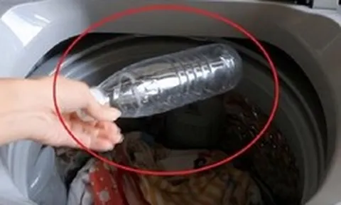 Thả 1 chai nhựa rỗng vào máy giặt: Quần áo hết cảnh xoắn tít như bó giò, chấm dứt ác mộng nhăn nhúm
