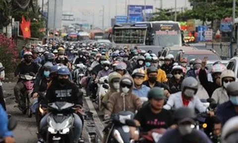 Siết khí thải xe máy: Bài toán không chỉ là khói bụi