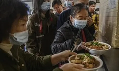 Ca sĩ "càn quét" 5 tô mì ở quán lề đường, quán ăn vô danh bất ngờ vỡ trận đến mức phải hoàn tiền