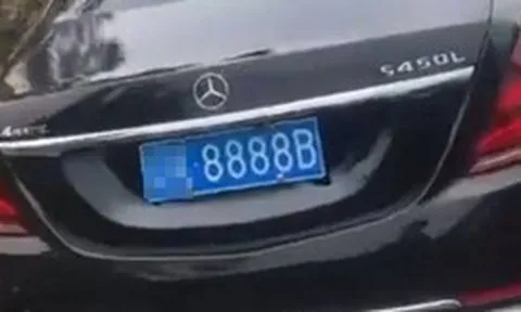 Gia đình chôn chiếc Mercedes biển 8888 cùng người đàn ông quá cố