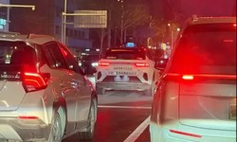 Hơn 100 chiếc taxi đồng loạt "chết máy" giữa đường đông đúc, hành khách hoảng loạn cầu cứu suốt 90 phút