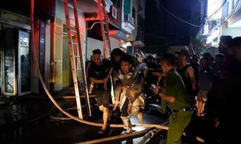 Giải cứu 5 người trong vụ cháy ngôi nhà 6 tầng lúc nửa đêm
