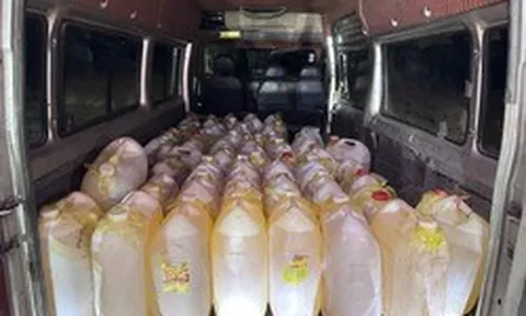 Phát hiện 50 can nhựa chứa đẩy chất lỏng trên xe VAN sát cửa khẩu giữa đêm, lời khai tài xế hé lộ điều khó ngờ
