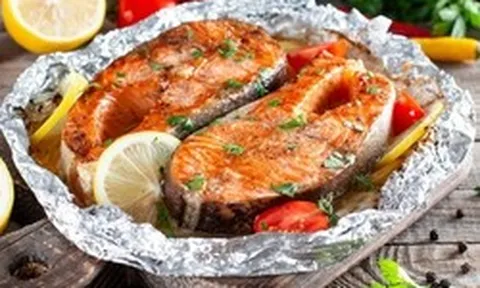 7 thực phẩm tuyệt đối không nên chế biến bằng giấy bạc