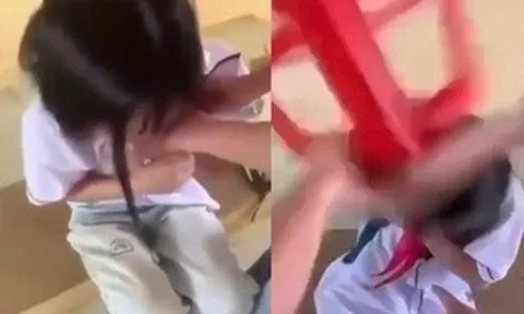 Nữ sinh lớp 8 bị bạn dùng ghế đánh vào đầu, cởi áo giữa lớp