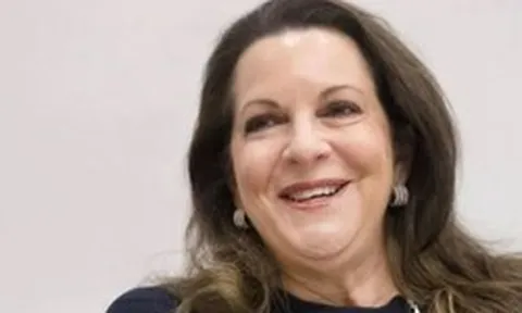 Bị từ chối thăng chức, người phụ nữ vay 2,3 tỷ USD mua lại công ty, sa thải sếp cũ