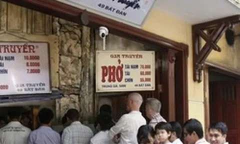 Phở Bát Đàn tăng giá chóng mặt sau 20 năm, chỉ có quả trứng là còn nương tay với ví tiền của thực khách