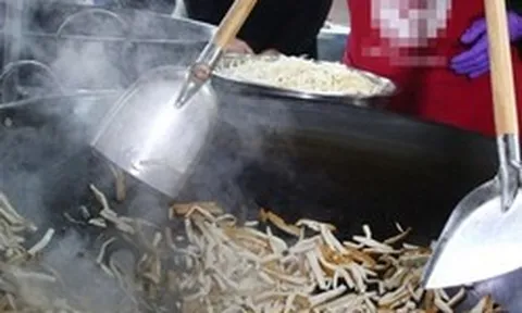 Vợ chồng chủ cửa hàng buffet cùng mắc ung thư phổi vì 3 thói quen nấu nướng suốt 20 năm, nhiều người Việt mắc sai lầm tương tự