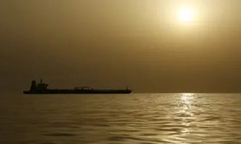 Eo biển Hormuz gần như tê liệt sau lệnh phong tỏa của Mỹ, một tàu chở dầu vẫn 'ung dung' đưa 450.000 thùng dầu rời vịnh Ba Tư