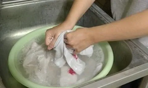 Người phụ nữ ảnh hưởng hô hấp sau 6 tháng giặt quần áo theo cách này