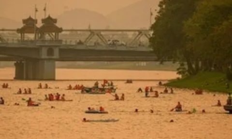 Cảnh tượng trên sông Hương lúc chiều tối khiến nhiều người thốt lên: Không tin vào mắt mình!