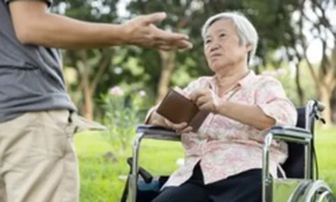 Cụ bà 90 tuổi giao 35 tỷ đồng tiền dưỡng già cho con trai giữ hộ, 3 năm sau phát hiện tiền bị tiêu hết: Tòa phán quyết ngỡ ngàng