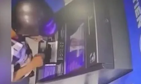 Clip: Người đàn ông lấy 128 triệu đồng tại máy ATM, công an đang truy tìm
