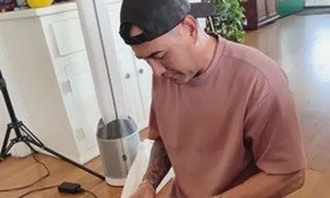 Nam ca sĩ ở Mỹ: "Tôi về Việt Nam như đi buôn vậy"