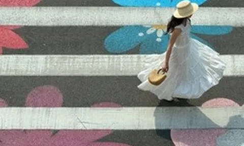 Vạch kẻ đường ở Thượng Hải bỗng nở hoa