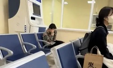 Một bức ảnh chụp trong hành lang bệnh viện khiến hàng triệu phụ huynh chết lặng