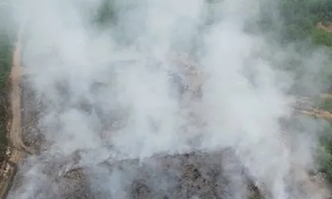 VIDEO: Cháy bãi rác lớn gần khu dân cư suốt 10 ngày chưa tắt