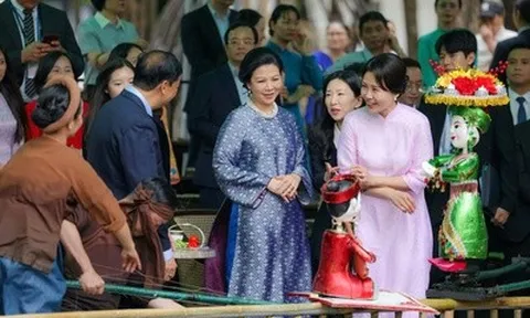 Phu nhân Ngô Phương Ly và Phu nhân Tổng thống Hàn Quốc thăm bảo tàng, xem múa rối nước