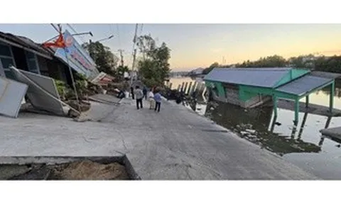 Sạt lở nghiêm trọng ở Cà Mau khiến tài sản hơn 3 tỉ đồng bị kéo xuống sông