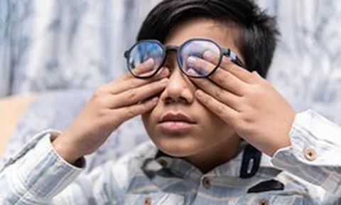 Con đeo kính càng ngày càng mờ, 1 năm sau phát hiện lỗi “khó tin” khiến phụ huynh ngã ngửa