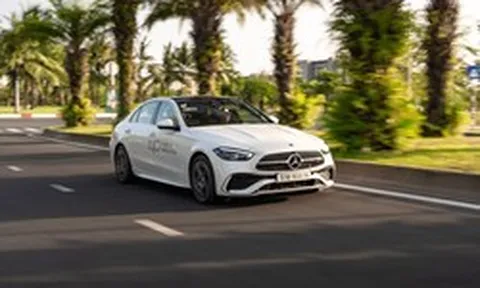 Cầm lái Mercedes-Benz E300 2025: Khi sedan hạng sang quay về đúng bản chất 'đi để tận hưởng'