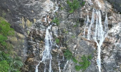 Ngắm dòng Thác Lụa cao 300m giữa rừng nguyên sinh ở Quảng Ngãi