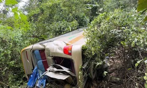 Xe khách chở 25 người lao xuống vực sâu 100 m, nhiều người thương vong