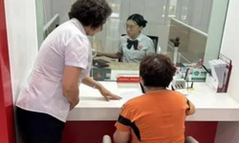 Người phụ nữ đến ngân hàng yêu cầu rút 424 triệu đồng tiền tiết kiệm, giao dịch viên đang làm thủ tục phải vội báo công an