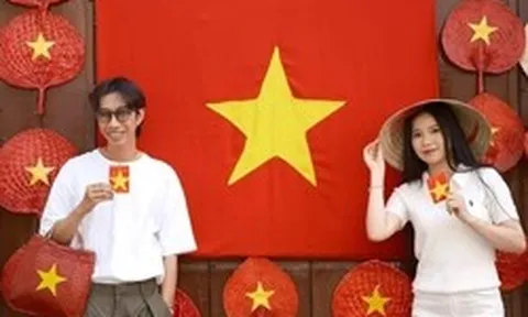 Quán cà phê rực đỏ cờ Tổ quốc thu hút giới trẻ check-in