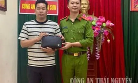 Phát hiện 28 triệu đồng tiền mặt nhiều mệnh giá cùng điện thoại iPhone 14 pro ở sân bóng, công an yêu cầu một người đàn ông tới làm việc