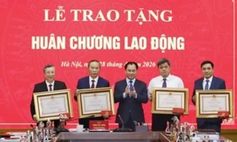4 Thứ trưởng Bộ Nông nghiệp và Môi trường nhận Huân chương Lao động