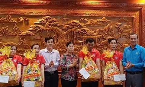 Công nhân ở Cà Mau xúc động khi nhận quà dịp lễ 30-4 và 1-5