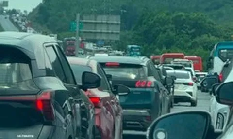 Kinh nghiệm xương máu vẫn bất lực: 12h đêm, 2h sáng và 12h trưa vẫn chưa xong, cửa ngõ phía Tây TP.HCM và các tỉnh đông nghẹt người đi nghỉ lễ