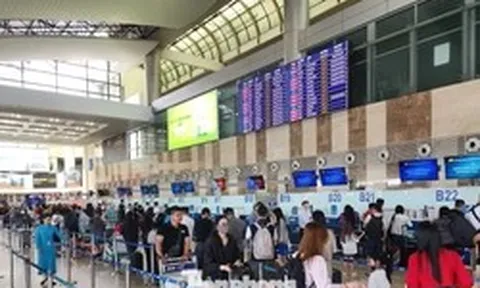 Cảnh trái ngược tại ga quốc tế và quốc nội sân bay Nội Bài ngày 30/4