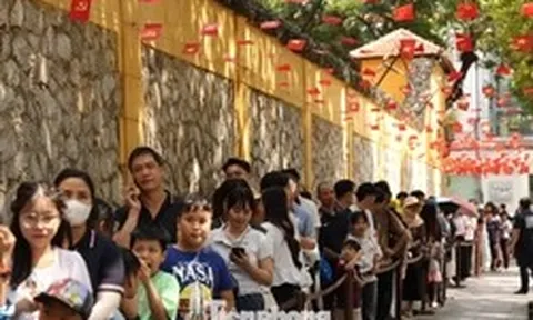 Xếp hàng dài tham quan Nhà tù Hỏa Lò