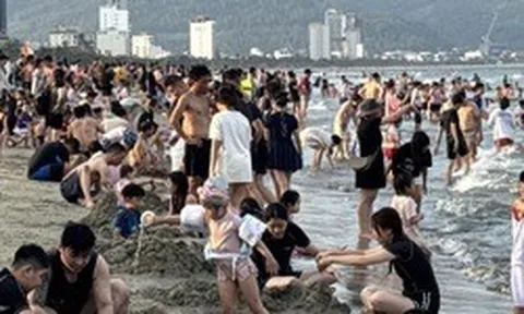 Cận cảnh người dân và du khách đổ dồn về bãi biển Đà Nẵng chiều 30-4