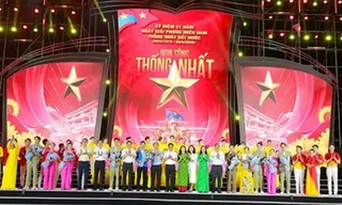 TPHCM: Tự hào, xúc động trước chương trình đặc biệt kỷ niệm 51 năm ngày non sông liền một dải