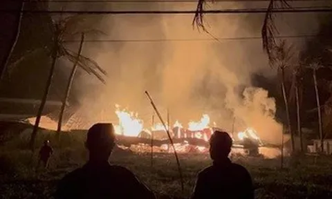 Lửa bao trùm kho mùn cưa của doanh nghiệp gỗ lúc rạng sáng