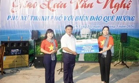 Báo Người Lao Động trao tặng cờ Tổ quốc tại đảo tiền tiêu Bạch Long Vỹ