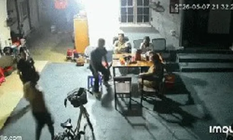 Toàn bộ clip nhóm đối tượng xông vào nhà dân hành hung khiến 2 người nhập viện ở Hà Nội