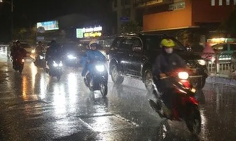 Sấm chớp liên hồi, mưa lớn trút xuống nhiều nơi ở TPHCM