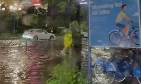 Vì sao đường phố Hà Nội úng ngập dù mưa không quá lớn?