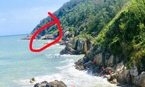 Mải mê chụp ảnh, thủy triều lên cao khiến 2 du khách mắc kẹt tại mỏm đá ở biển Sầm Sơn