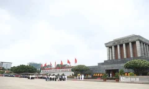 Dòng người đổ về Ba Đình trong ngày sinh nhật Bác