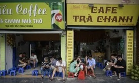 Tiểu thương phố cổ Hà Nội: "Thà trả phí để dùng vỉa hè đàng hoàng, còn hơn vừa buôn bán vừa thấp thỏm"