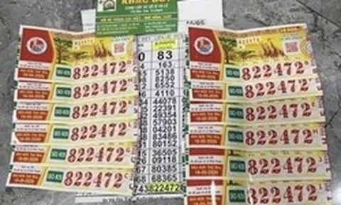 Mua 12 tờ vé số trong lúc đi đón con, tối đại lý đến tận nhà làm một việc