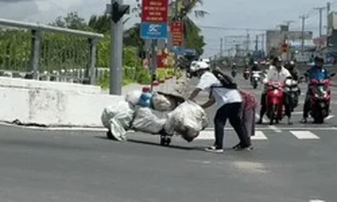 4,3 triệu lượt xem video nam sinh lao tới đẩy xe ve chai giúp bà cụ giữa dốc cầu: "Nuôi con như vậy mới đáng!"