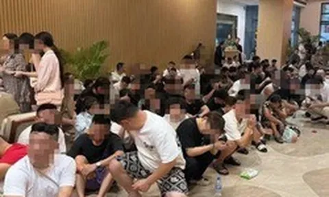 Đột kích hai tòa nhà liên quan tới tỷ phú, công an thu giữ hơn 900 thiết bị điện tử, tạm giam 'hàng trăm cán bộ online'