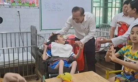 Phường Xuân Hòa thăm, tặng quà các đơn vị chăm sóc, giáo dục trẻ em đặc biệt